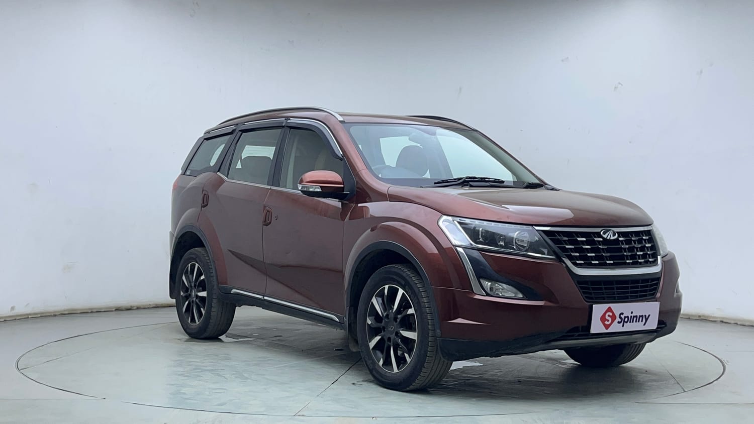 Used 2018 Mahindra XUV500 W11 AT Diesel Automatic exterior RIGHT FRONT CORNER VIEW