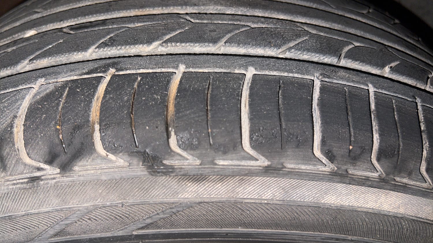 Used 2014 Volkswagen Polo Highline1.2L (P) Petrol Manual tyres RIGHT FRONT TYRE TREAD VIEW
