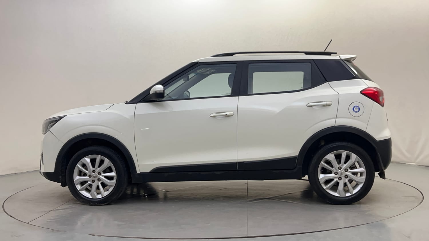 Used 2021 Mahindra XUV 300 W8 1.2 Petrol Petrol Manual exterior LEFT SIDE VIEW