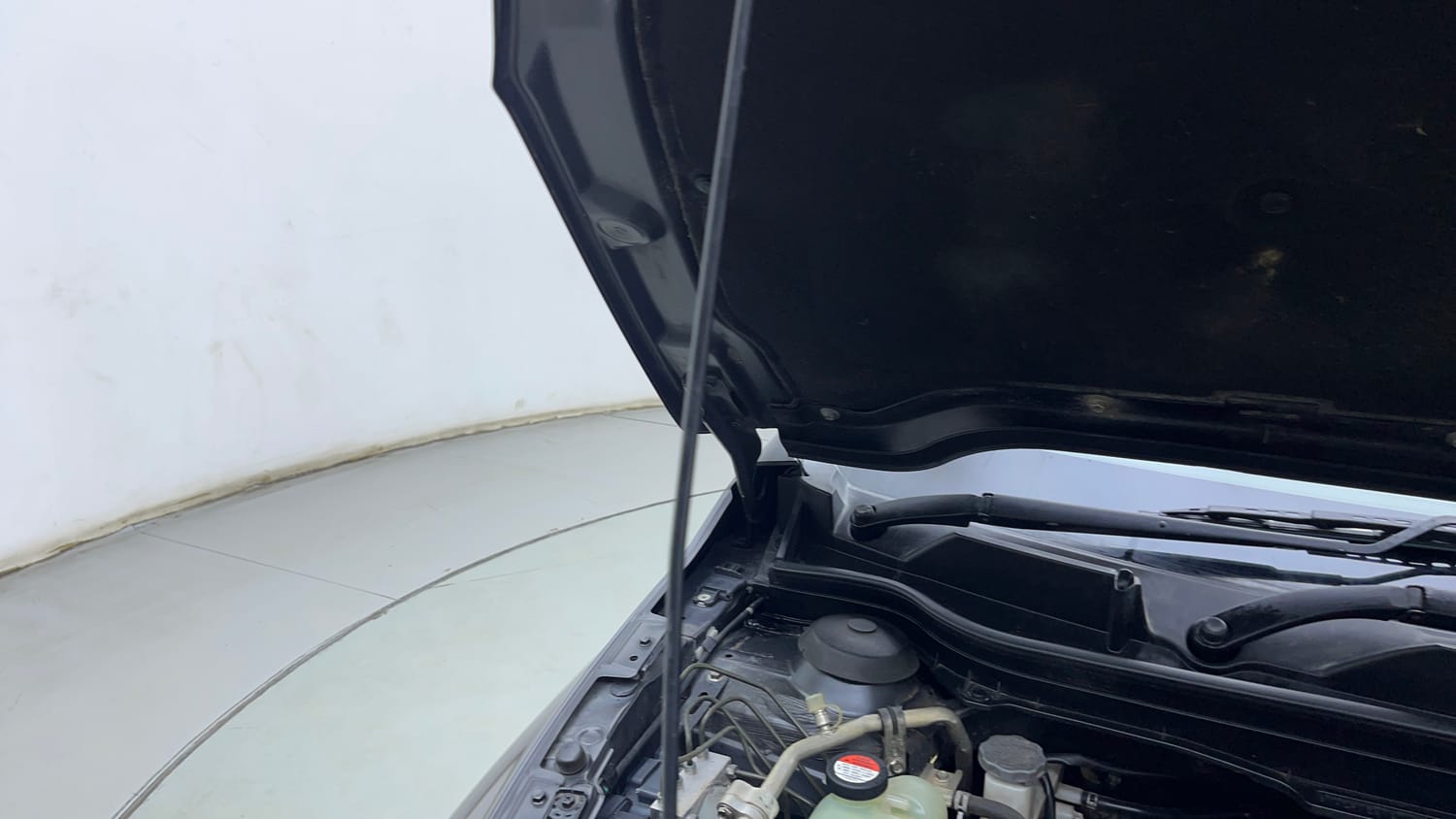 Used 2019 Maruti Suzuki S-Cross Zeta 1.3 Diesel Manual engine ENGINE RIGHT SIDE HINGE & APRON VIEW