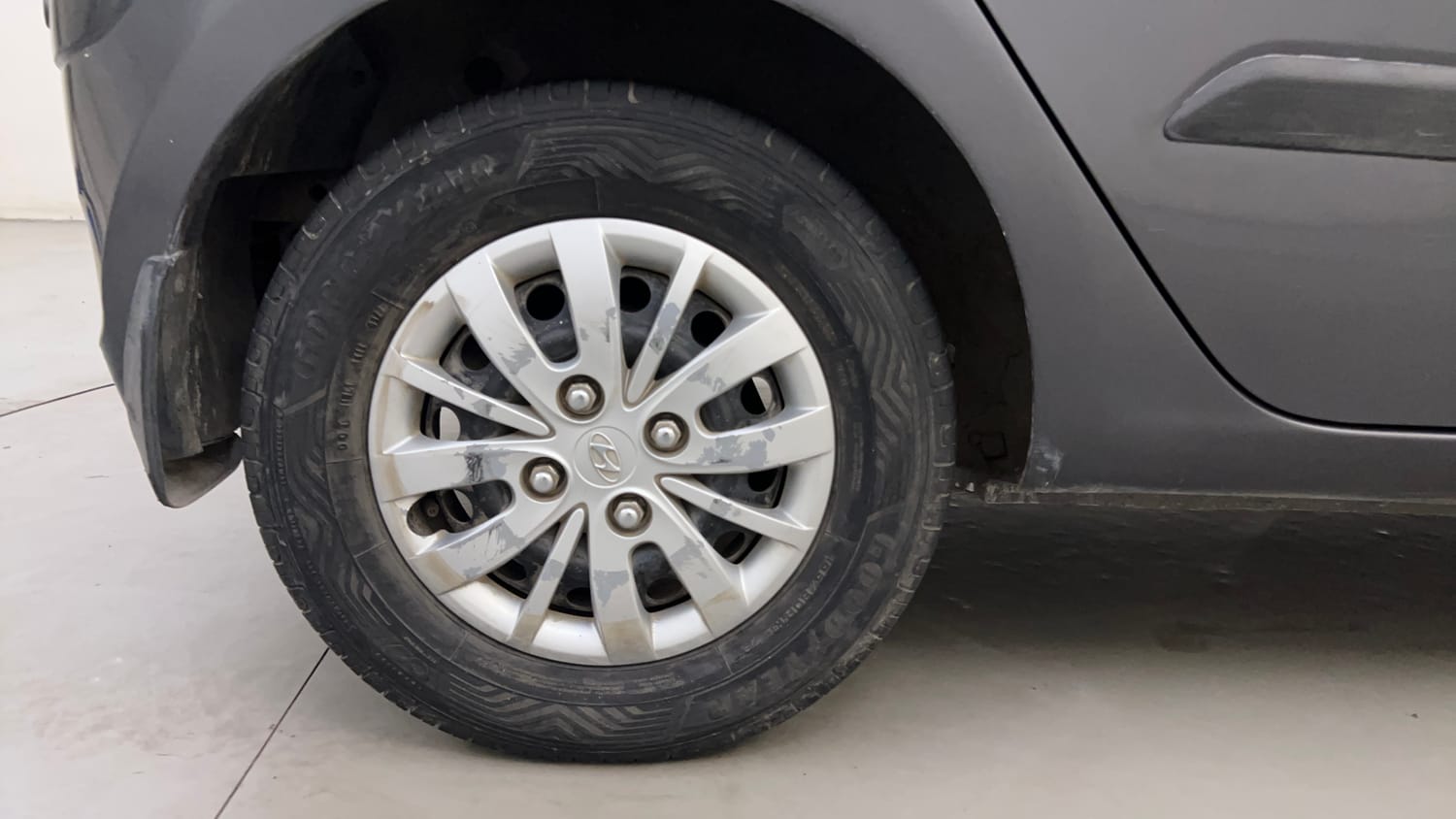 Used 2013 Hyundai i10 Magna 1.2 Kappa2 Petrol Manual tyres RIGHT REAR TYRE RIM VIEW