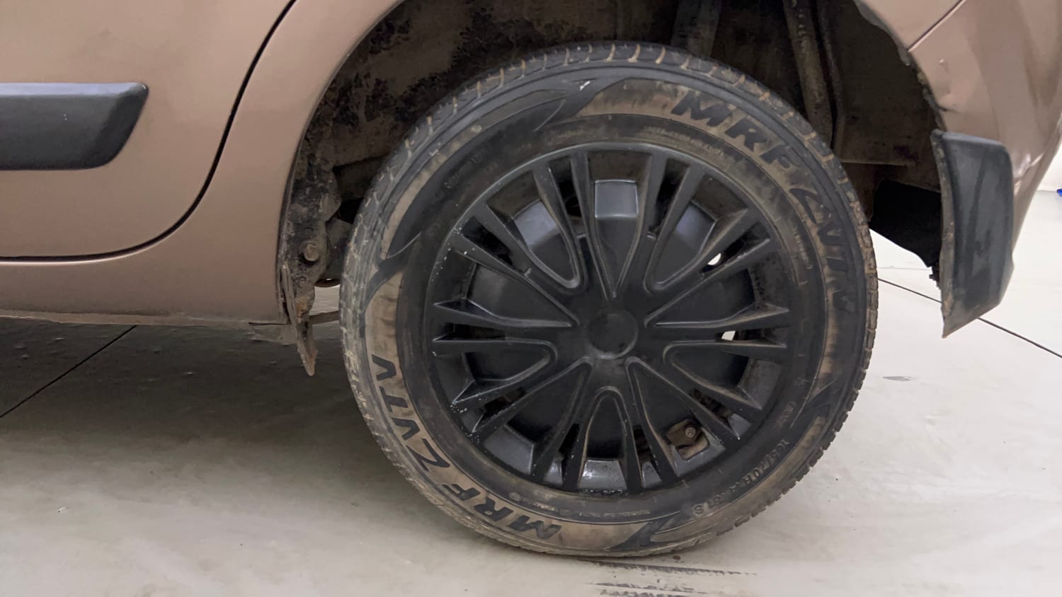 Used 2021 null Petrol Automatic tyres LEFT REAR TYRE RIM VIEW