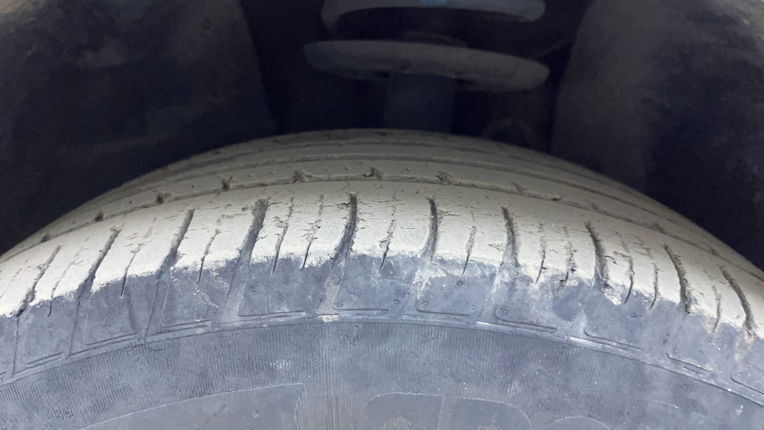 Used 2018 Mahindra XUV500 W11 AT Diesel Automatic tyres LEFT FRONT TYRE TREAD VIEW