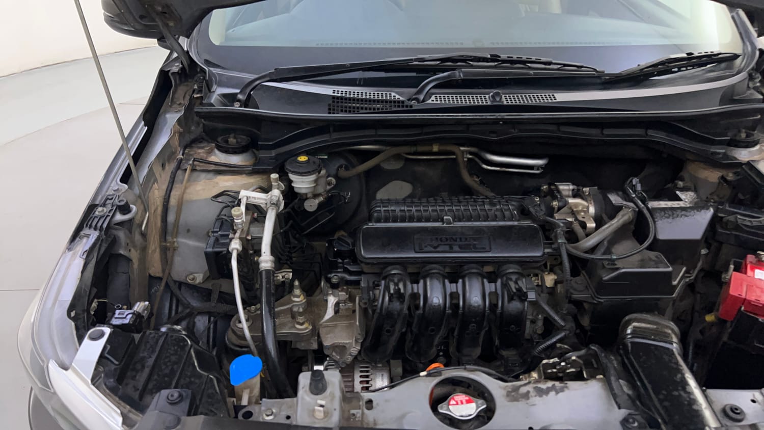 Used 2019 Honda Amaze 1.2 VX CVT Petrol Petrol Automatic engine ENGINE RIGHT SIDE HINGE & APRON VIEW