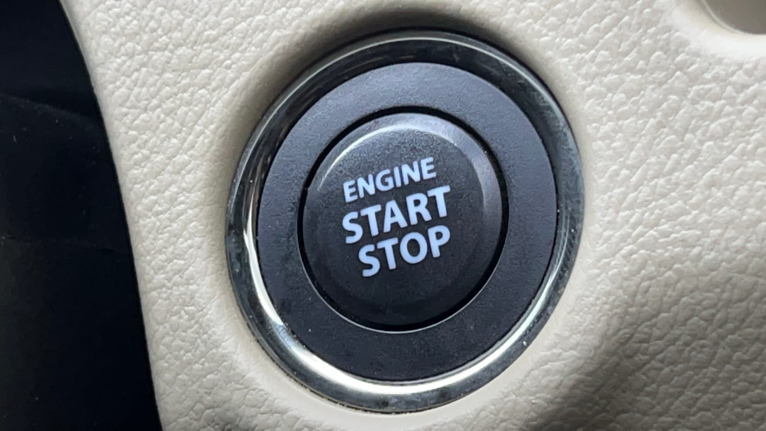 Used 2019 Maruti Suzuki Ciaz Alpha Hybrid 1.5 Petrol Manual top_features Keyless start