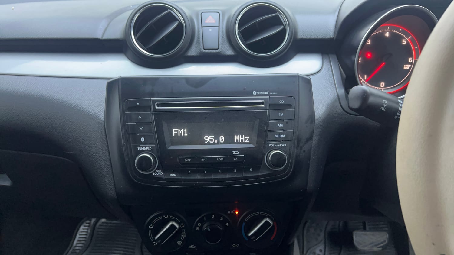 Used 2018 Maruti Suzuki Swift VDi AMT Diesel Automatic interior MUSIC SYSTEM & AC CONTROL VIEW