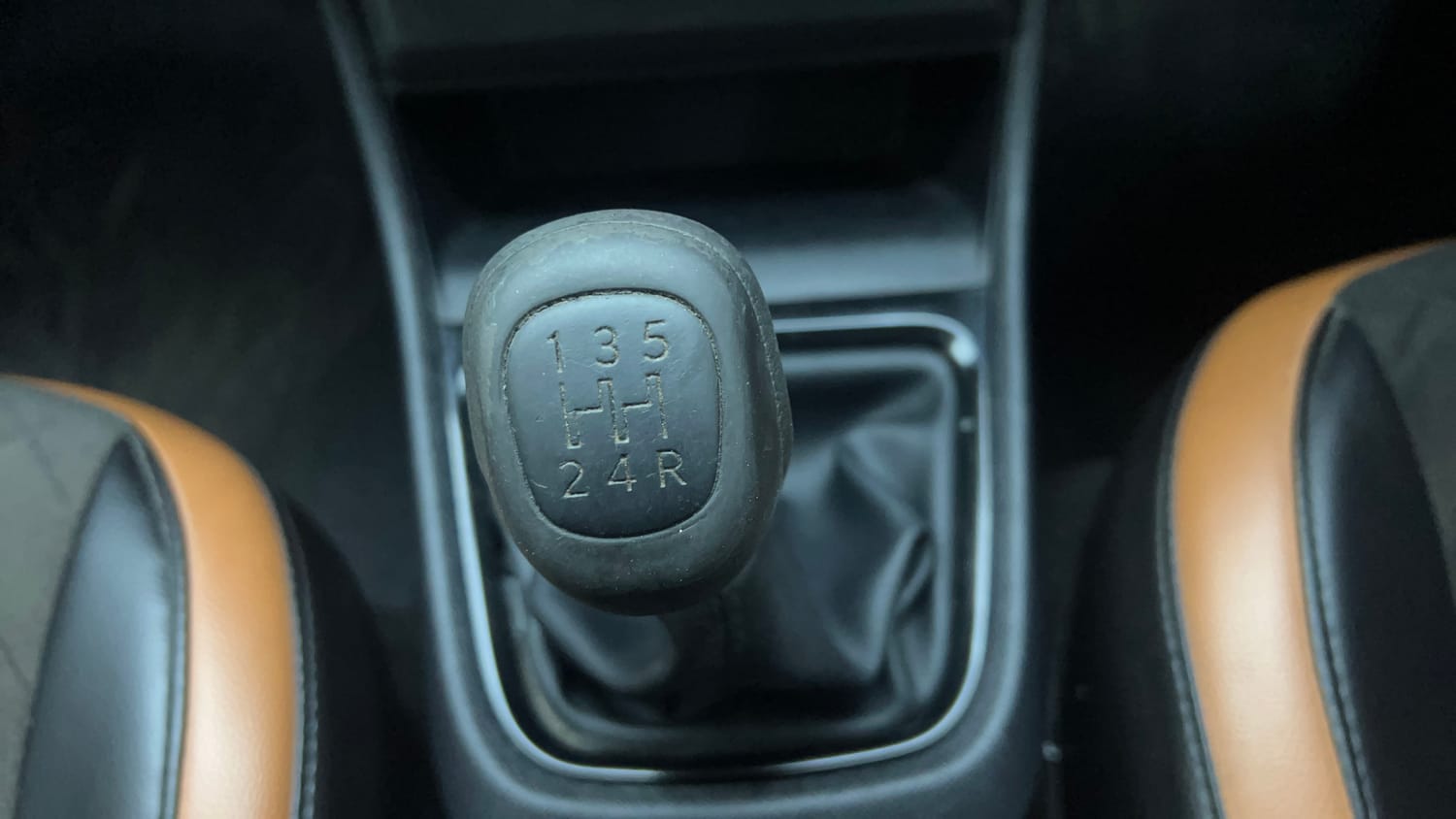 Used 2022 Tata Punch Pure MT Petrol Manual interior GEAR  KNOB VIEW