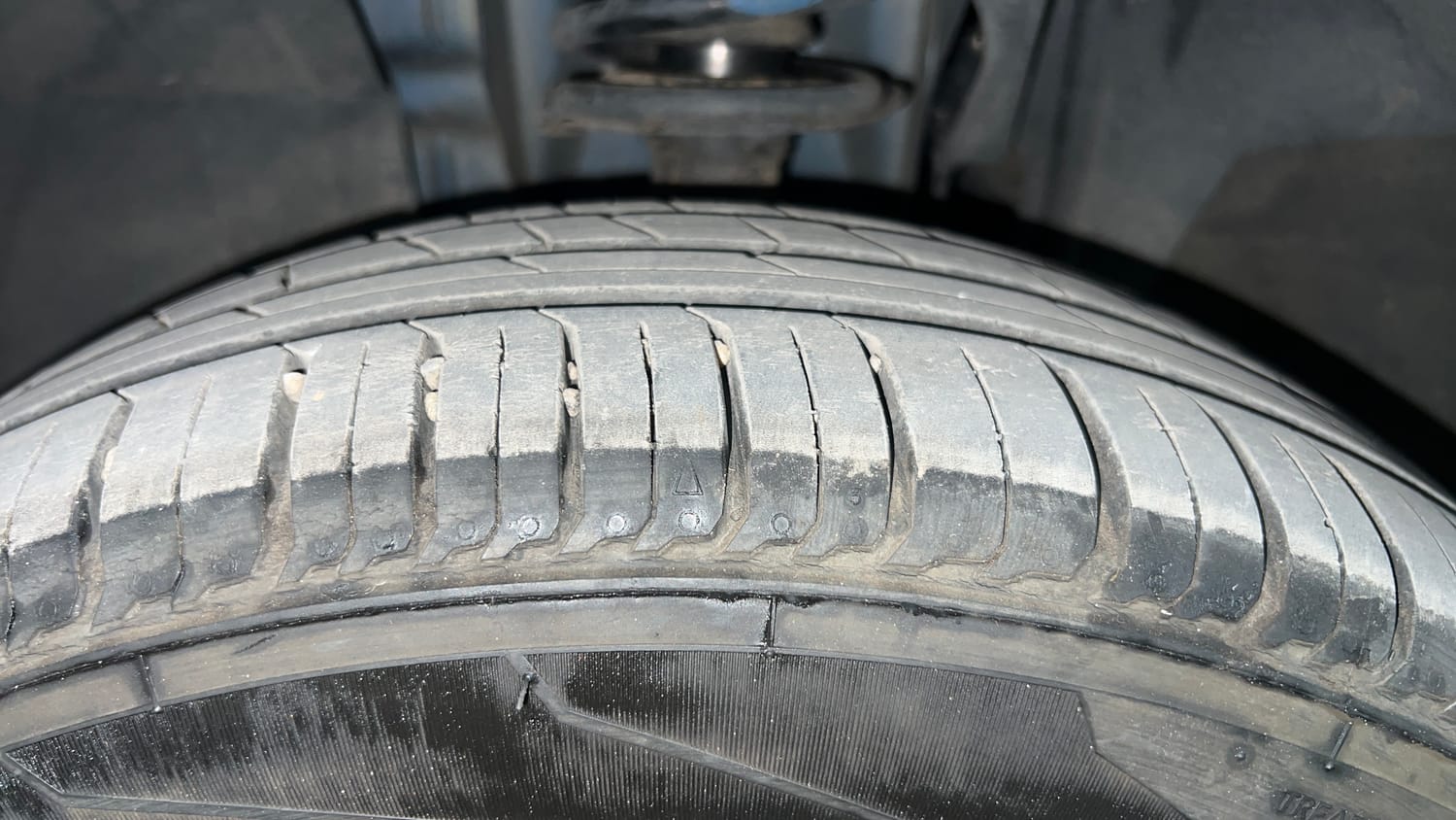 Used 2022 Renault Triber RXZ Dual Tone Petrol Manual tyres LEFT FRONT TYRE TREAD VIEW
