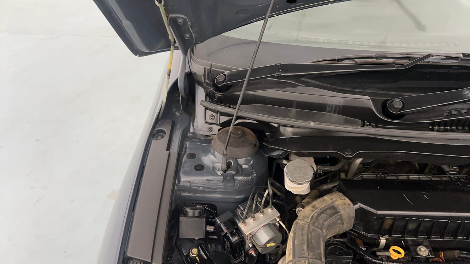 Used 2023 Maruti Suzuki Ciaz Alpha 1.5 Petrol Manual engine ENGINE RIGHT SIDE HINGE & APRON VIEW