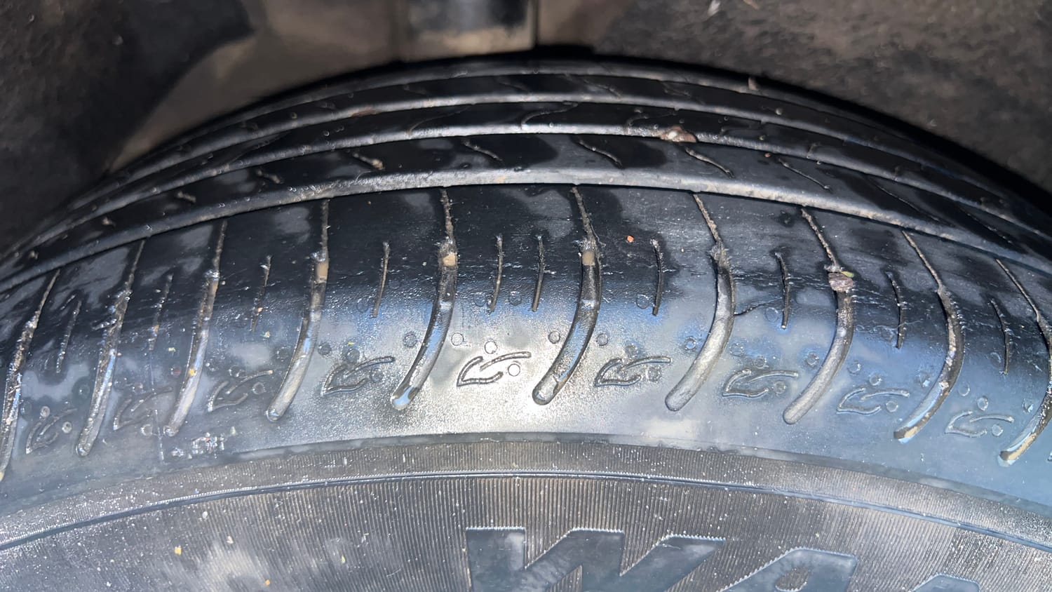 Used 2022 Kia Carens Luxury Plus 1.4 Petrol 6 STR Petrol Manual tyres RIGHT REAR TYRE TREAD VIEW