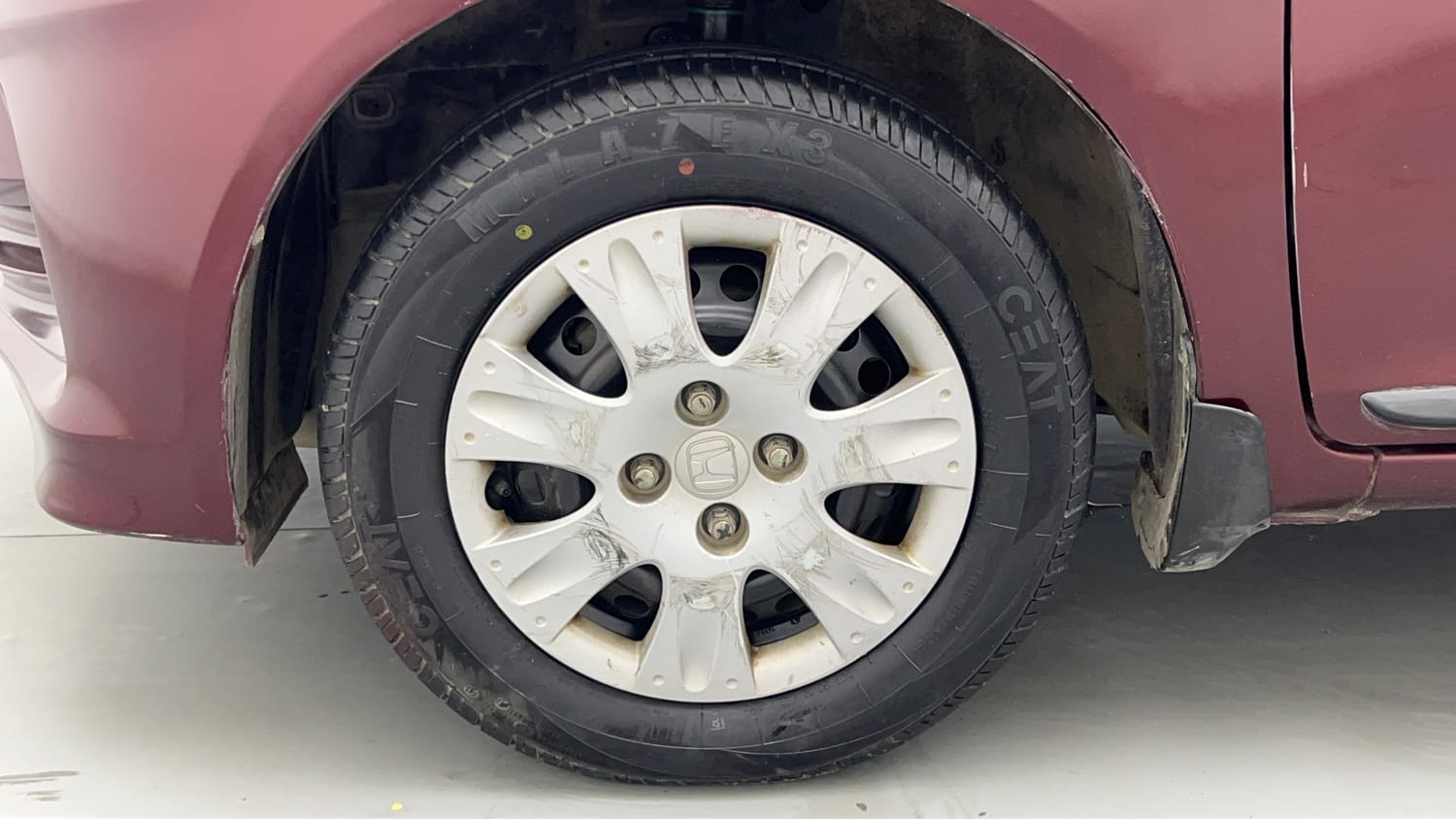 Used 2015 Honda Amaze 1.2 S i-VTEC Petrol Manual tyres LEFT FRONT TYRE RIM VIEW