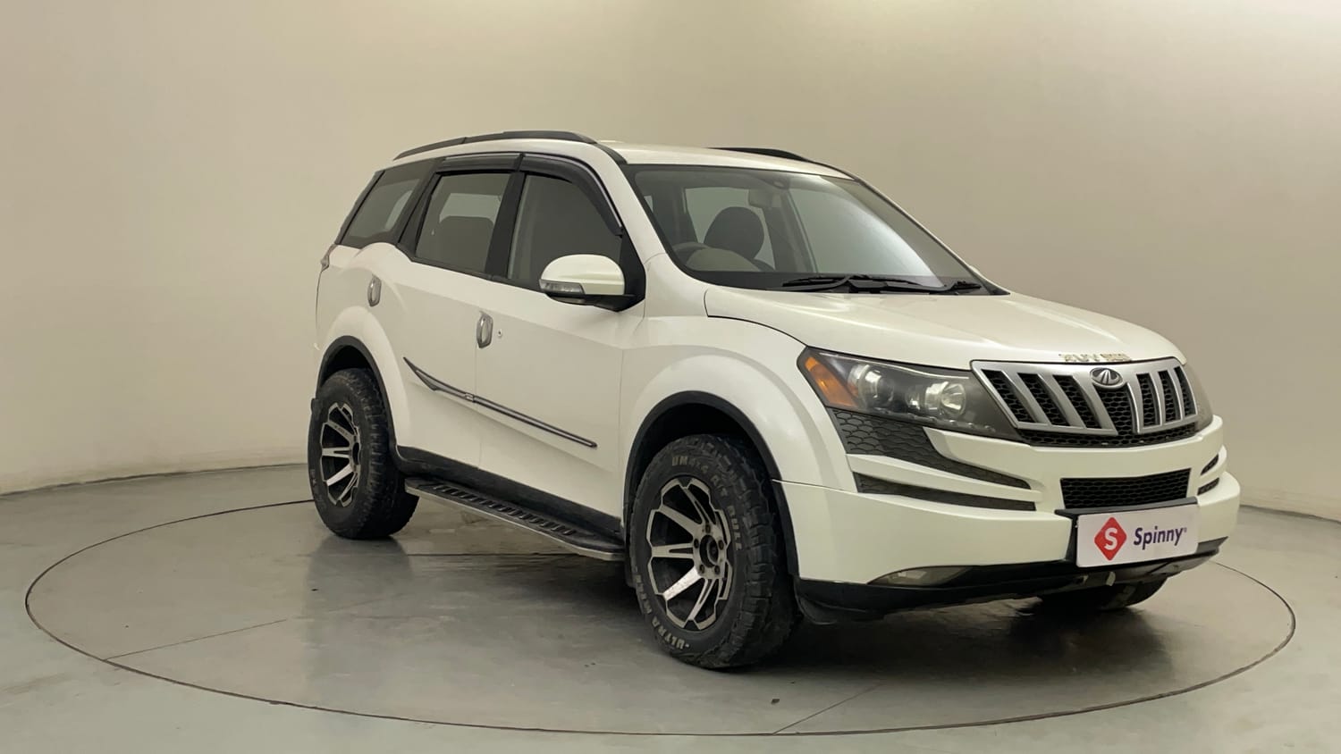 Used 2015 Mahindra XUV500 W6 Diesel Manual exterior RIGHT FRONT CORNER VIEW