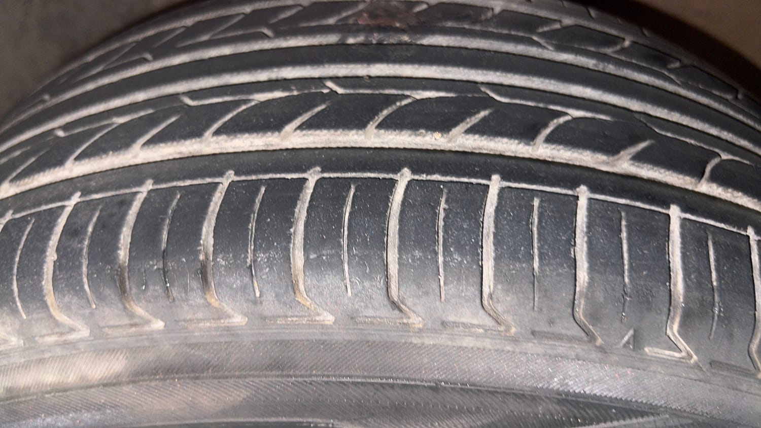 Used 2014 Volkswagen Polo Highline1.2L (P) Petrol Manual tyres LEFT FRONT TYRE TREAD VIEW