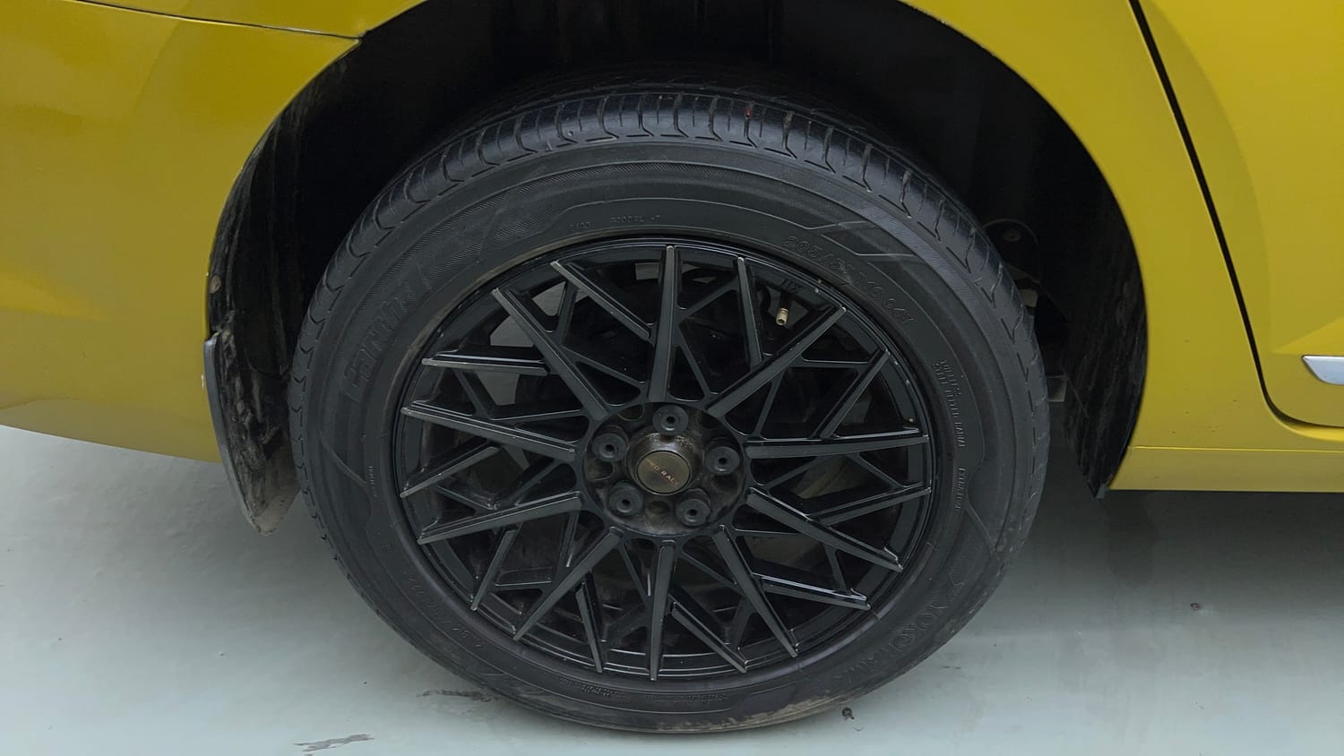 Used 2023 Volkswagen Virtus Highline 1.0 TSI AT Petrol Automatic tyres RIGHT REAR TYRE RIM VIEW