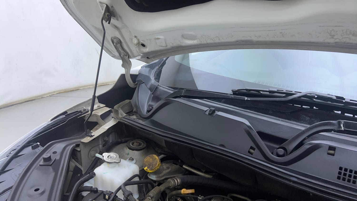 Used 2021 Nissan Magnite XV Premium Turbo Petrol Manual engine ENGINE RIGHT SIDE HINGE & APRON VIEW
