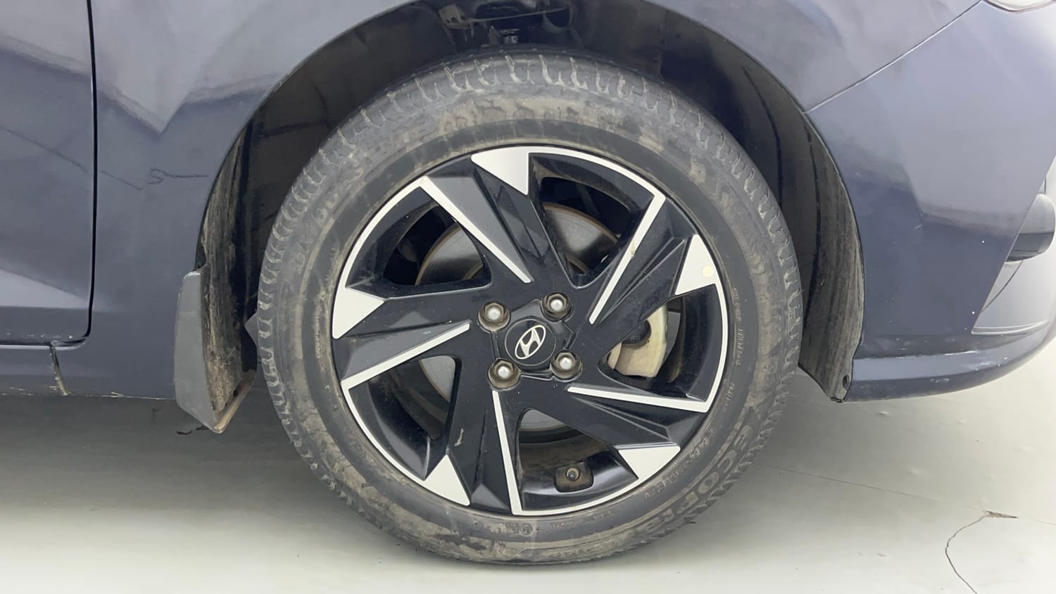 Used 2021 Hyundai Verna SX (O) 1.0 Turbo DCT Petrol Automatic tyres RIGHT FRONT TYRE RIM VIEW