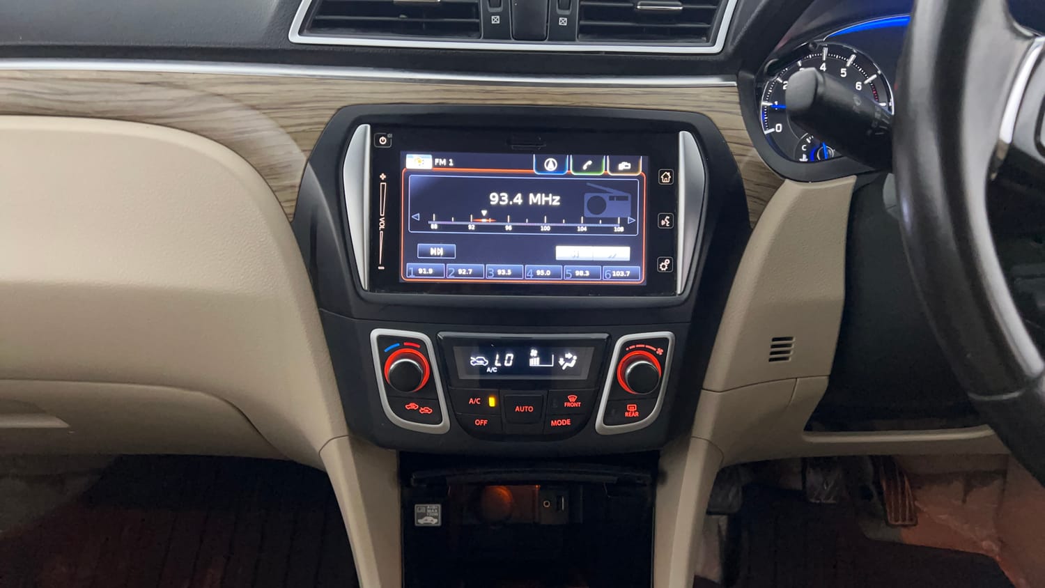 Used 2019 Maruti Suzuki Ciaz Alpha Hybrid 1.5 Petrol Manual interior MUSIC SYSTEM & AC CONTROL VIEW