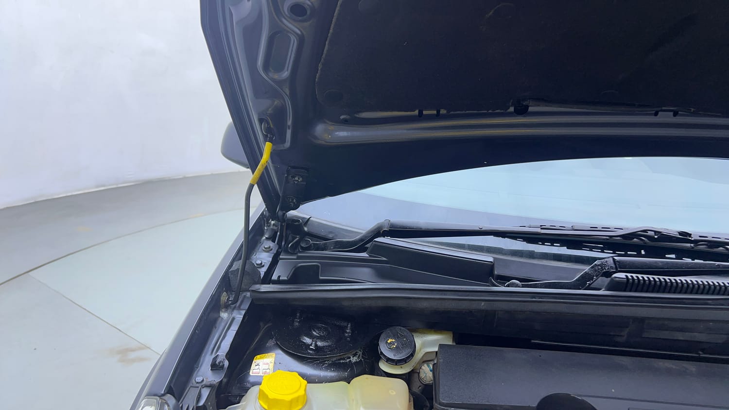 Used 2013 Ford Figo Duratec Petrol ZXI 1.2 Petrol Manual engine ENGINE RIGHT SIDE HINGE & APRON VIEW