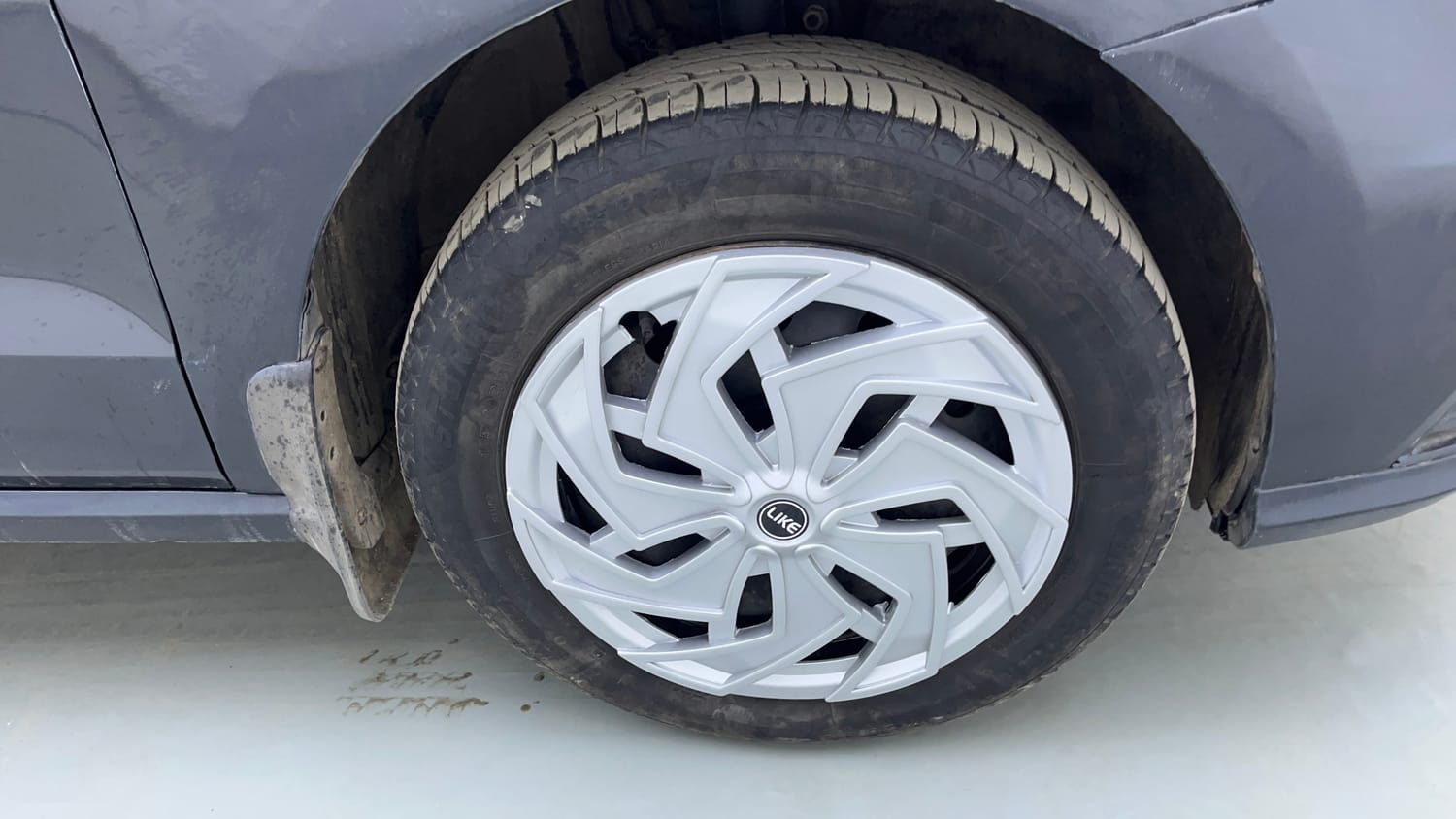 Used 2018 Volkswagen Ameo Comfortline 1.0L (P) Petrol Manual tyres RIGHT FRONT TYRE RIM VIEW