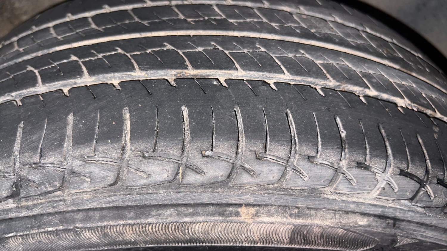 Used 2016 Volkswagen Ameo Highline1.2L (P) Petrol Manual tyres LEFT REAR TYRE TREAD VIEW