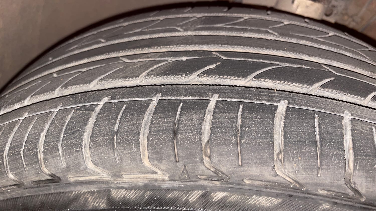 Used 2014 Volkswagen Polo Highline1.2L (P) Petrol Manual tyres LEFT FRONT TYRE TREAD VIEW