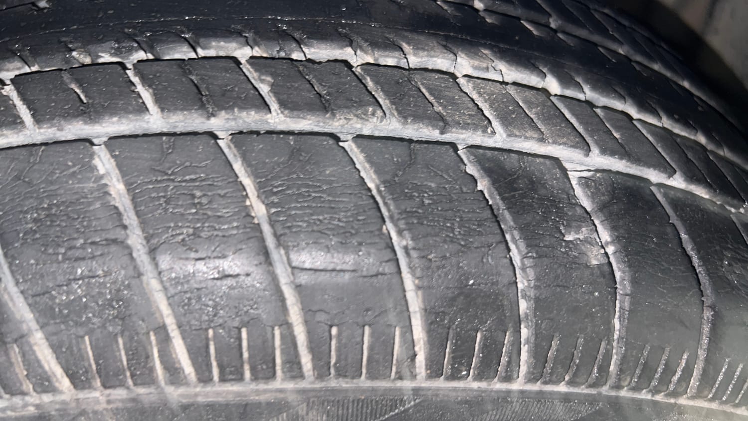 Used 2017 Maruti Suzuki Ertiga VXI AT Petrol Automatic tyres RIGHT FRONT TYRE TREAD VIEW