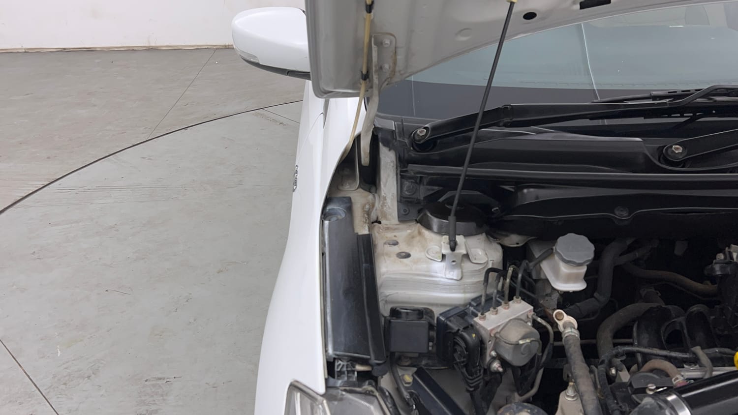 Used 2015 Maruti Suzuki Ciaz ZXI+ Petrol Manual engine ENGINE RIGHT SIDE HINGE & APRON VIEW