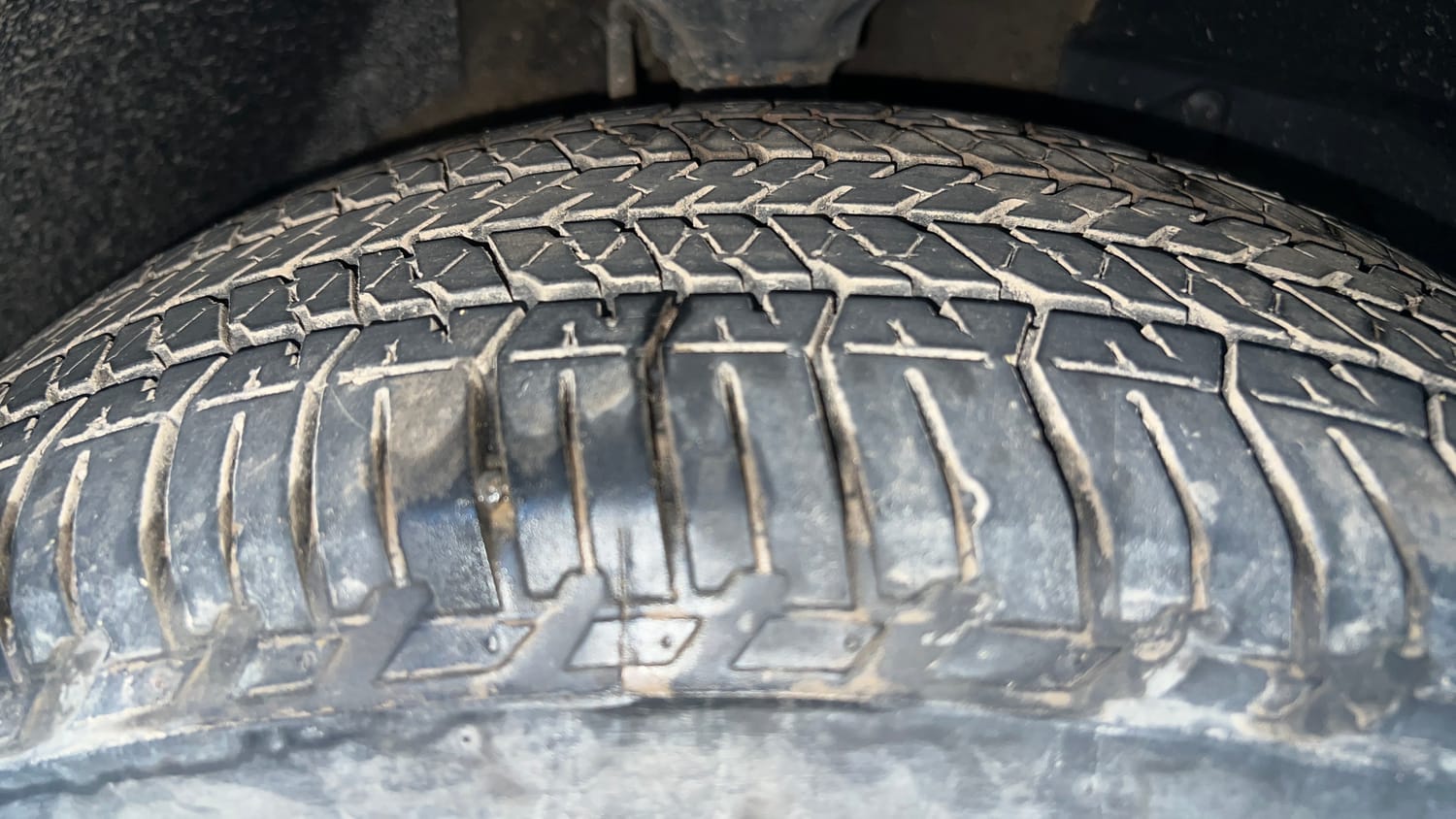 Used 2016 Mahindra XUV500 W10 AT Diesel Automatic tyres RIGHT FRONT TYRE TREAD VIEW