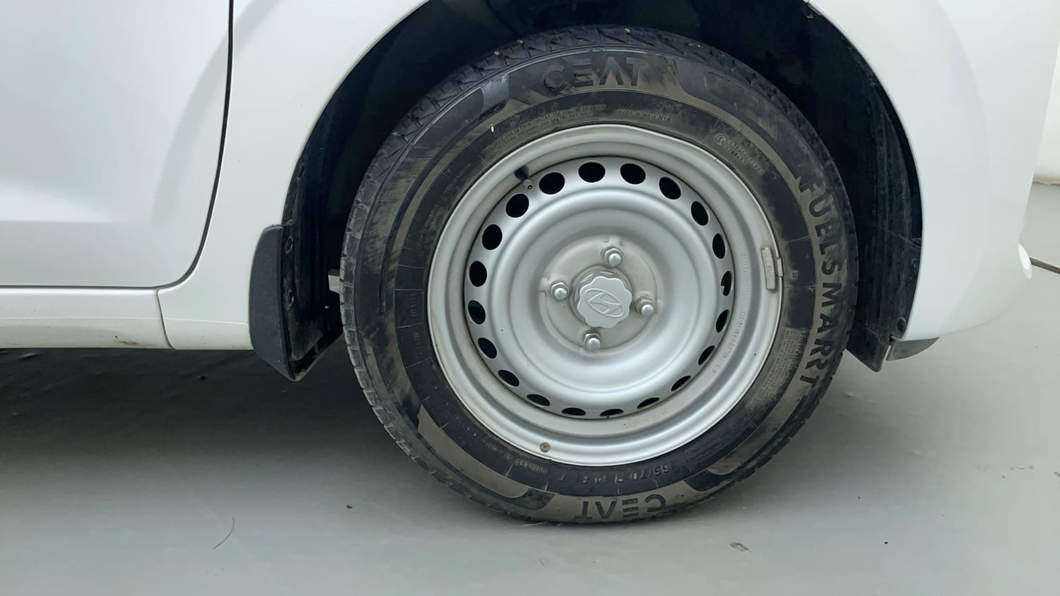 Used 2024 Hyundai Grand i10 Nios Era 1.2 Kappa Petrol Manual tyres RIGHT FRONT TYRE RIM VIEW