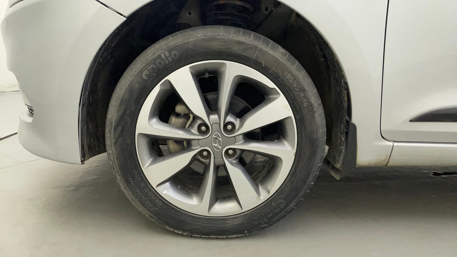 Used 2015 Hyundai Elite i20 Sportz 1.2 (O) Petrol Manual tyres LEFT FRONT TYRE RIM VIEW