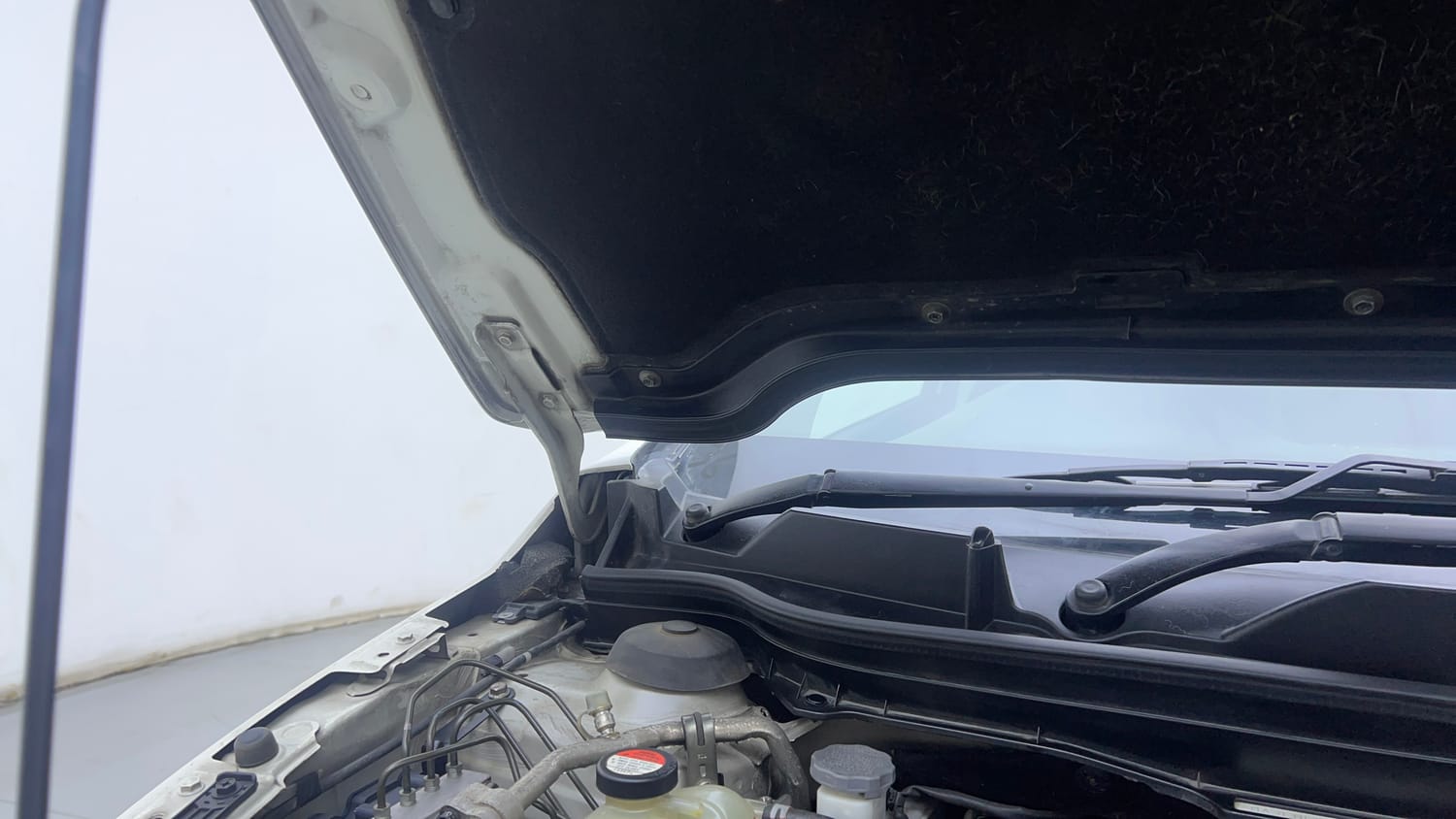 Used 2019 Maruti Suzuki S-Cross Zeta 1.3 Diesel Manual engine ENGINE RIGHT SIDE HINGE & APRON VIEW