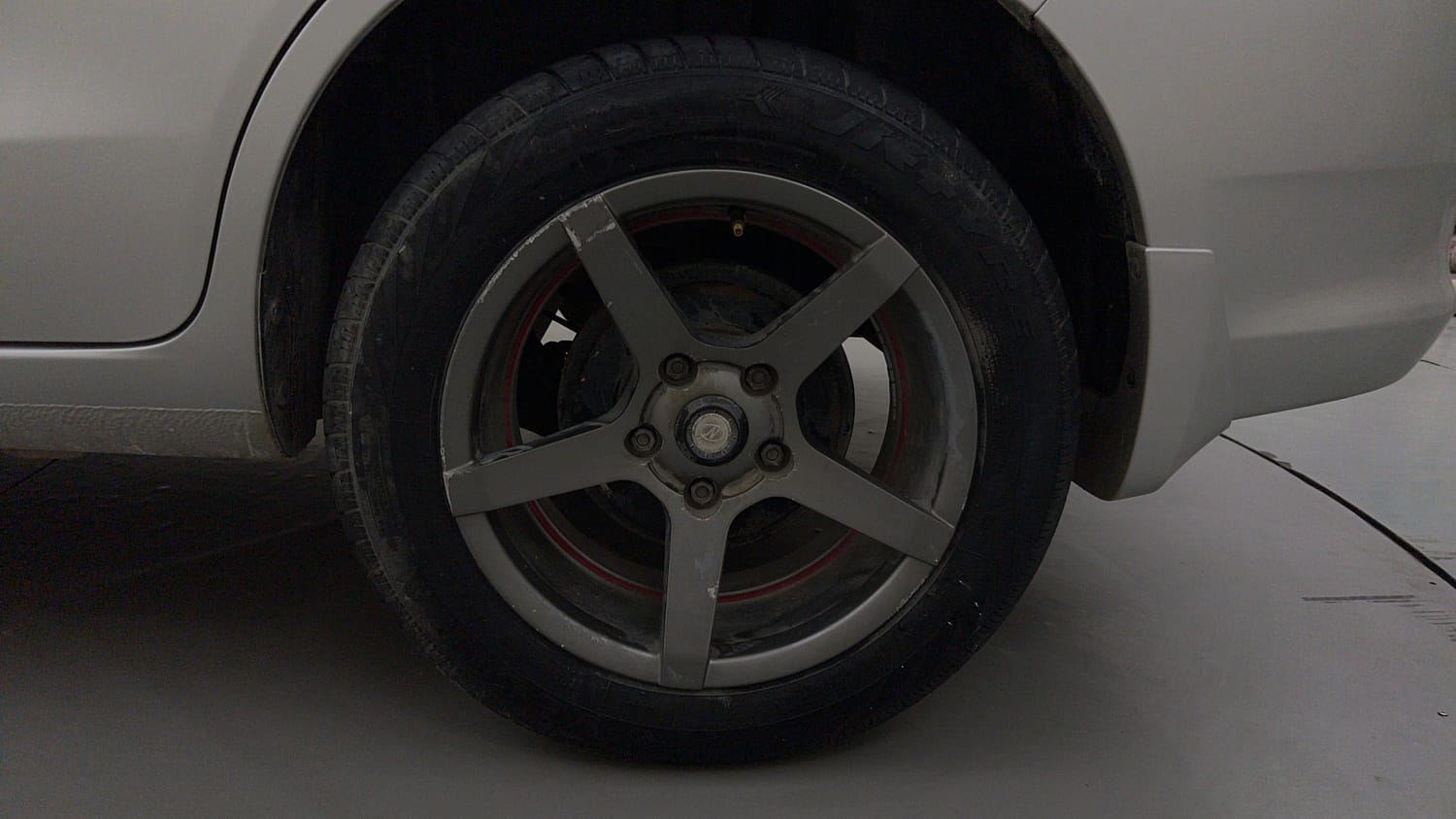 Used 2017 Maruti Suzuki Ertiga VXI AT Petrol Automatic tyres LEFT REAR TYRE RIM VIEW