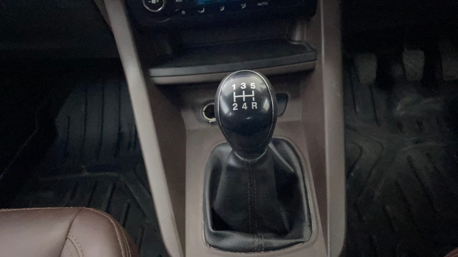 Used 2019 Ford Freestyle Titanium 1.2 Ti-VCT Petrol Manual interior GEAR  KNOB VIEW