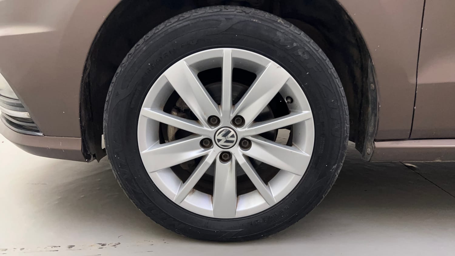 Used 2016 Volkswagen Ameo Highline1.2L (P) Petrol Manual tyres LEFT FRONT TYRE RIM VIEW