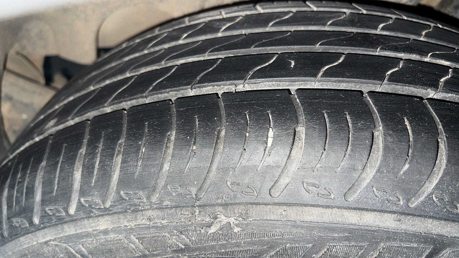 Used 2023 Maruti Suzuki XL6 Zeta MT CNG Cng Manual tyres LEFT REAR TYRE TREAD VIEW