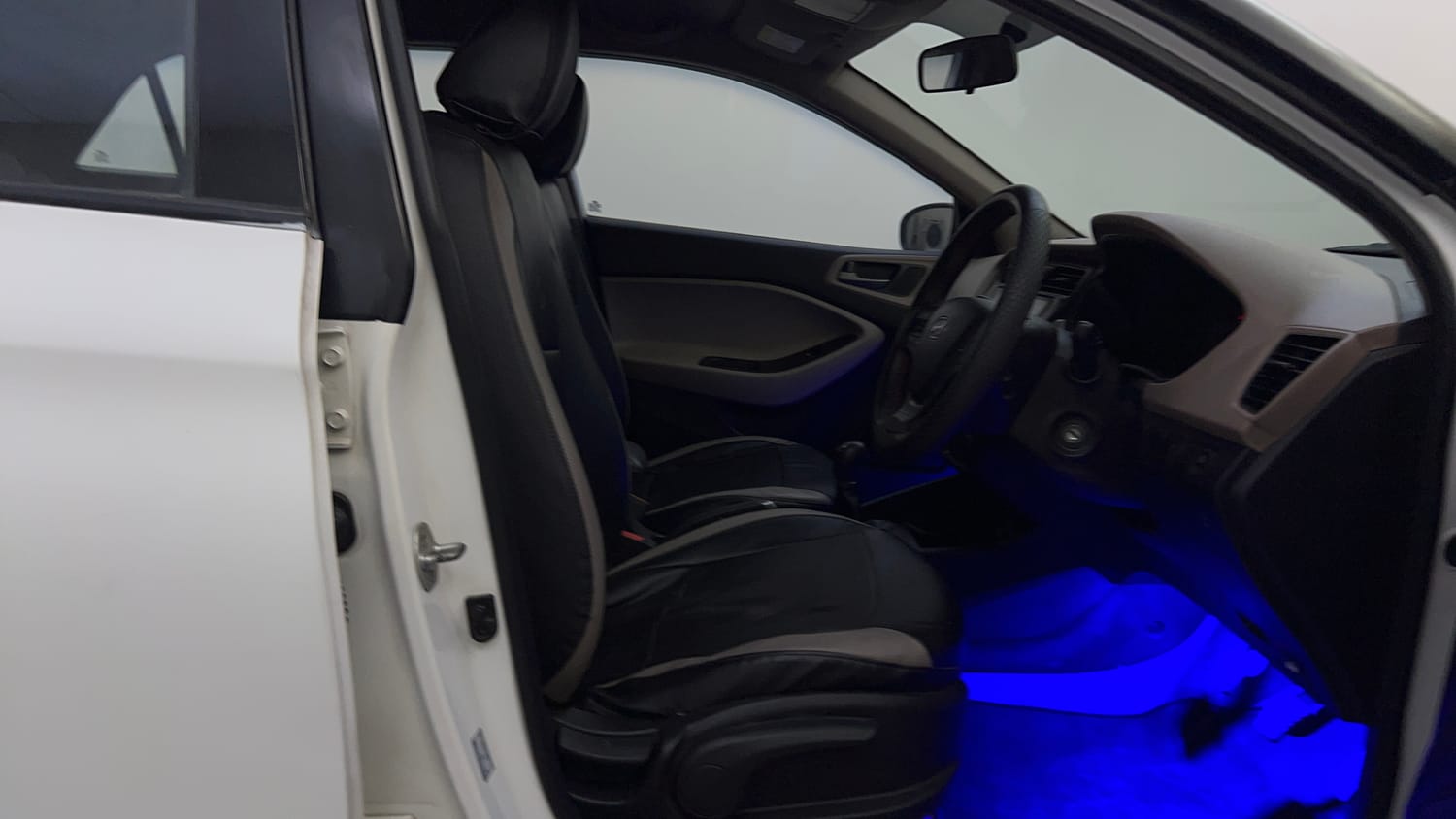 Used 2018 Hyundai Elite i20 Sportz 1.2 Petrol Manual interior RIGHT SIDE FRONT DOOR CABIN VIEW