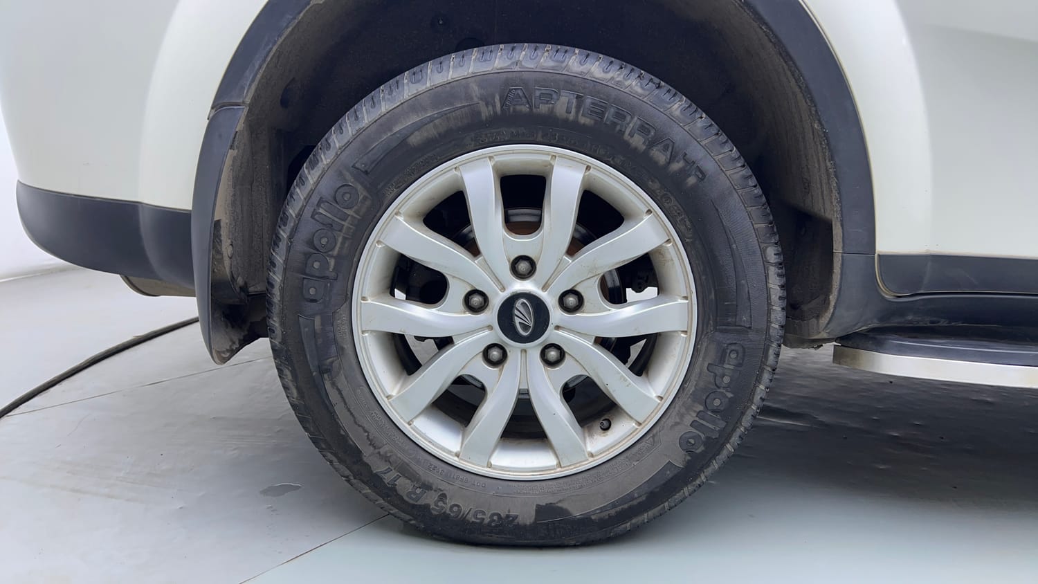 Used 2016 Mahindra XUV500 W10 AT Diesel Automatic tyres RIGHT REAR TYRE RIM VIEW