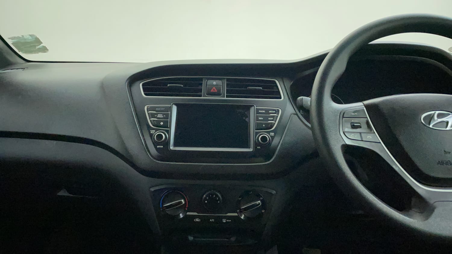 Used 2019 Hyundai Elite i20 Sportz Plus 1.2 Dual Tone Petrol Manual interior MUSIC SYSTEM & AC CONTROL VIEW