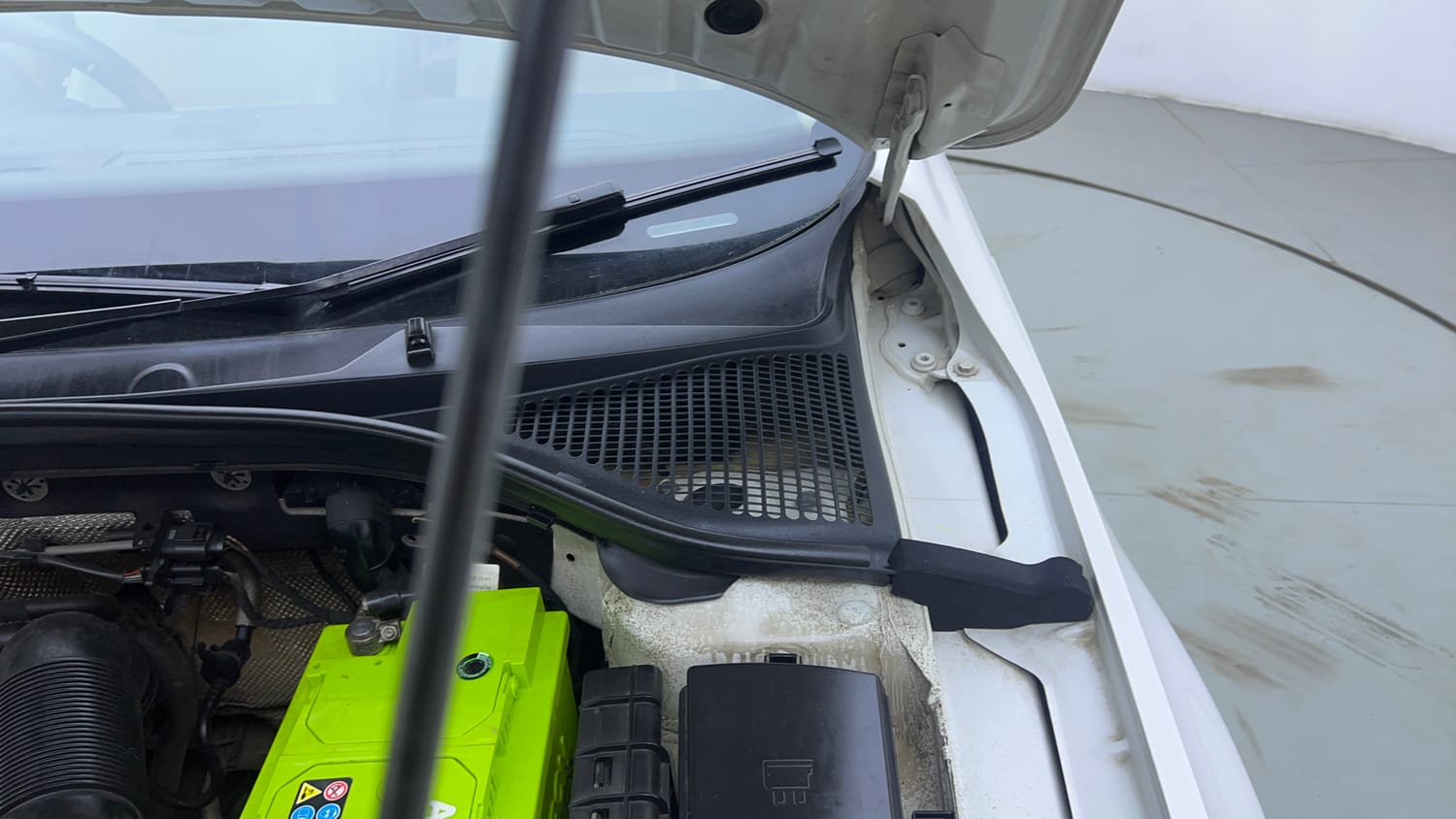 Used 2019 Skoda Octavia 1.8 TSI Style AT Petrol Automatic engine ENGINE LEFT SIDE HINGE & APRON VIEW