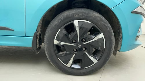 Used 2025 Tata Tiago XZA Petrol Automatic tyres RIGHT FRONT TYRE RIM VIEW