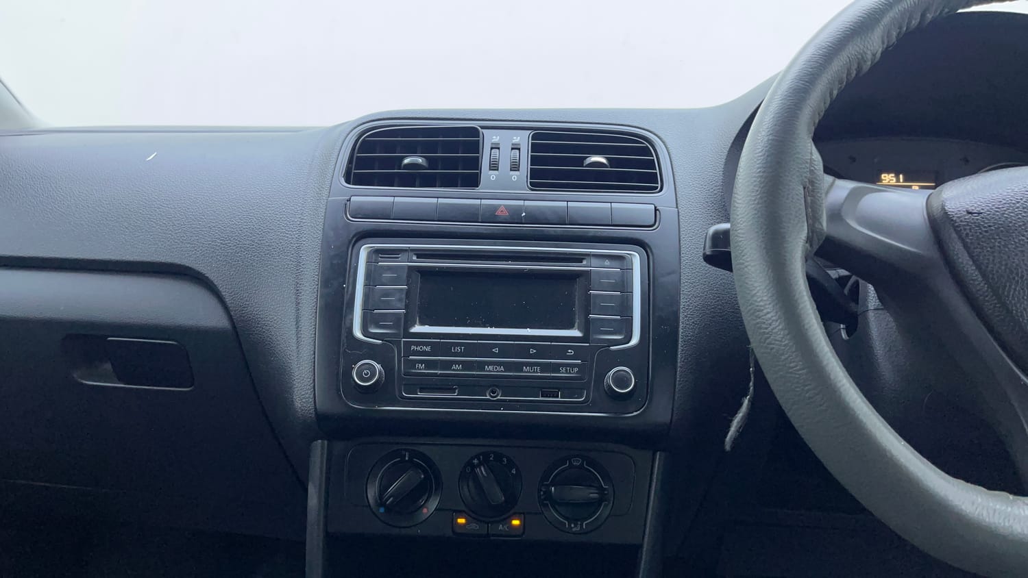 Used 2018 Volkswagen Ameo Comfortline 1.0L (P) Petrol Manual interior MUSIC SYSTEM & AC CONTROL VIEW