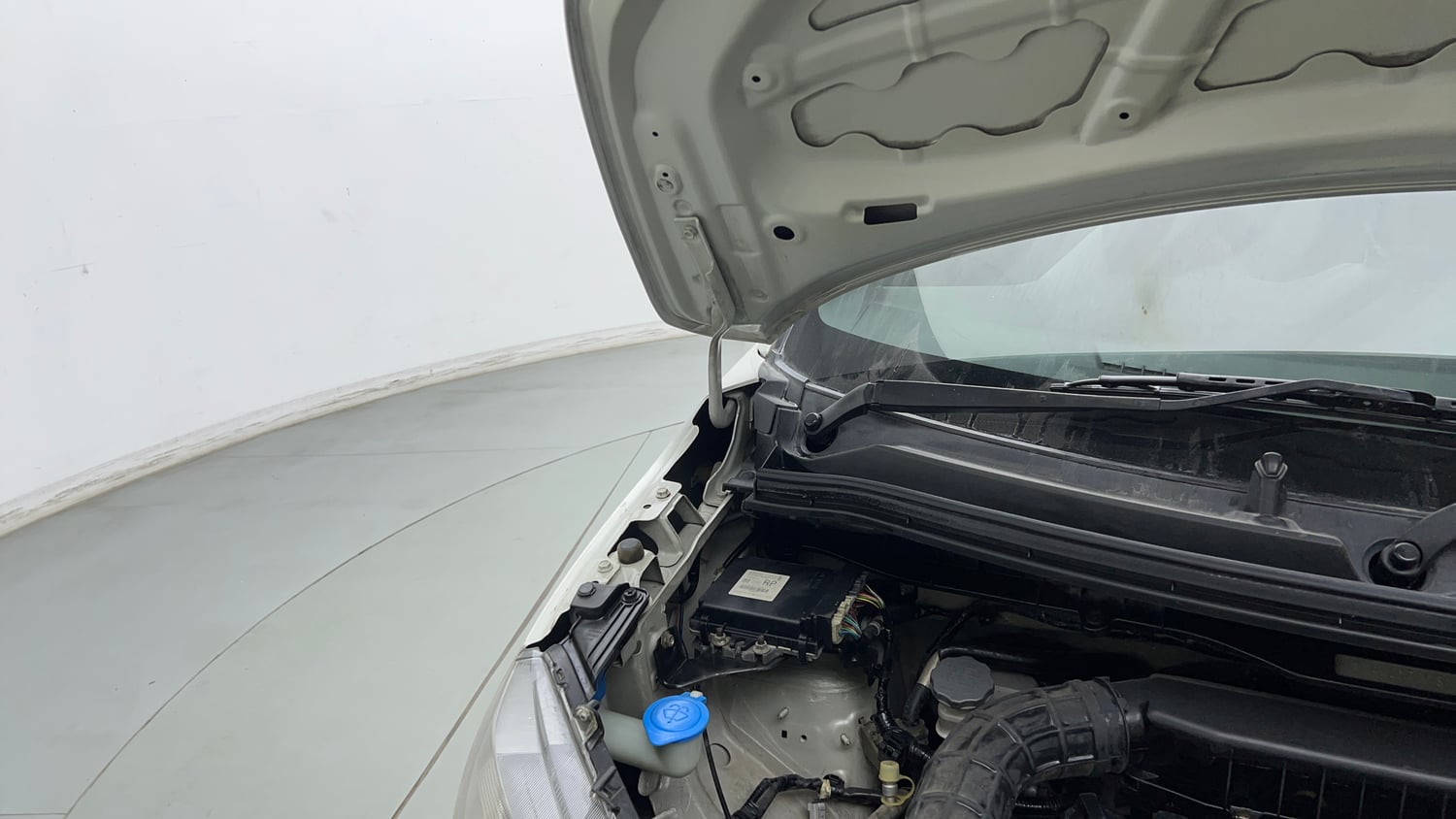 Used 2021 Maruti Suzuki Wagon R LXi 1.0 CNG Cng Manual engine ENGINE RIGHT SIDE HINGE & APRON VIEW