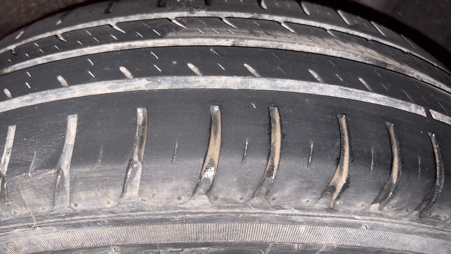Used 2019 Maruti Suzuki Swift VXi AMT Petrol Automatic tyres LEFT REAR TYRE TREAD VIEW
