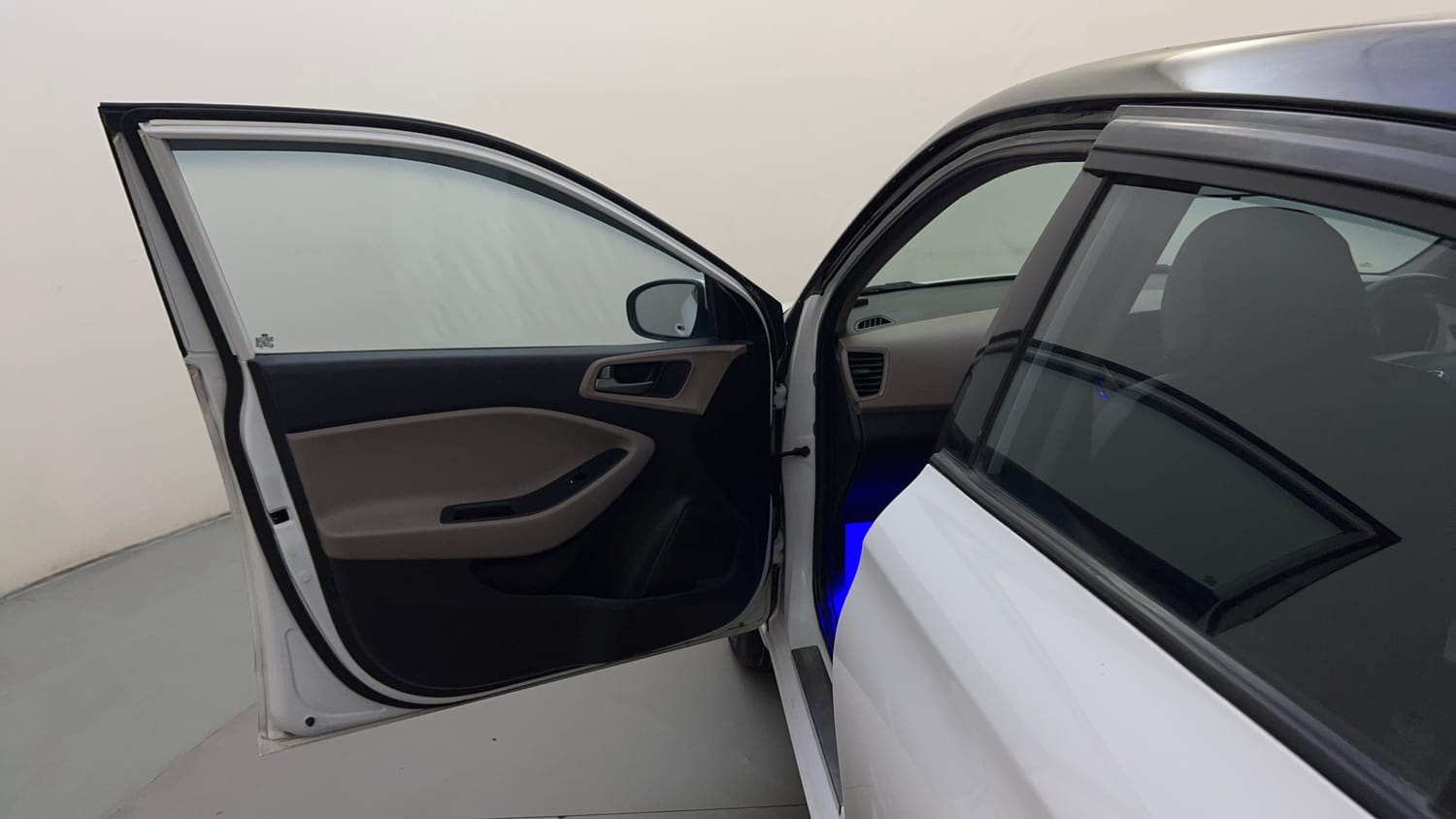 Used 2018 Hyundai Elite i20 Sportz 1.2 Petrol Manual interior LEFT FRONT DOOR OPEN VIEW