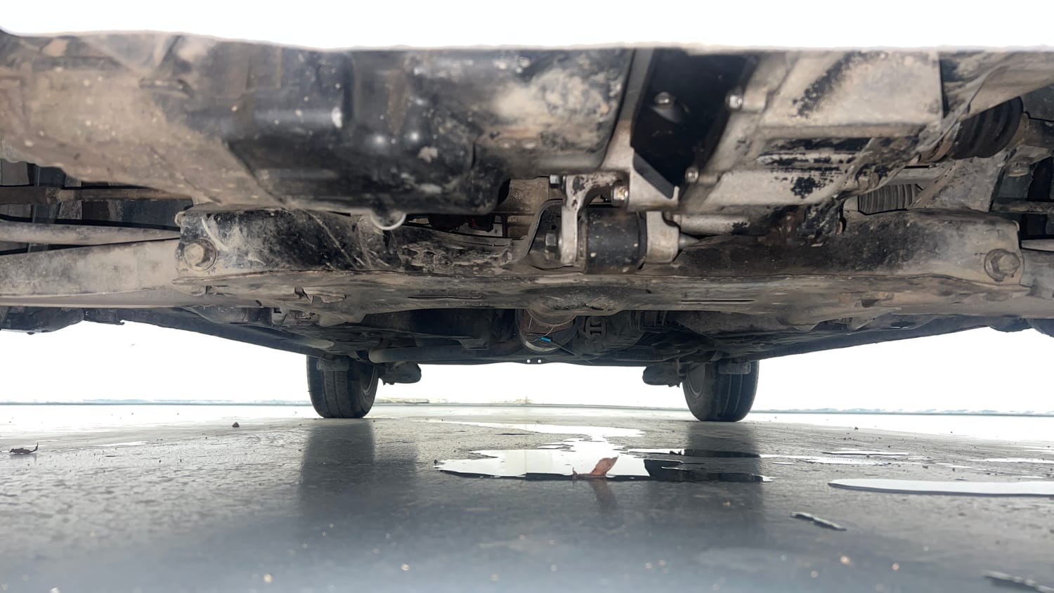 Used 2015 Honda Amaze 1.2 SX i-VTEC Petrol Manual extra FRONT LEFT UNDERBODY VIEW