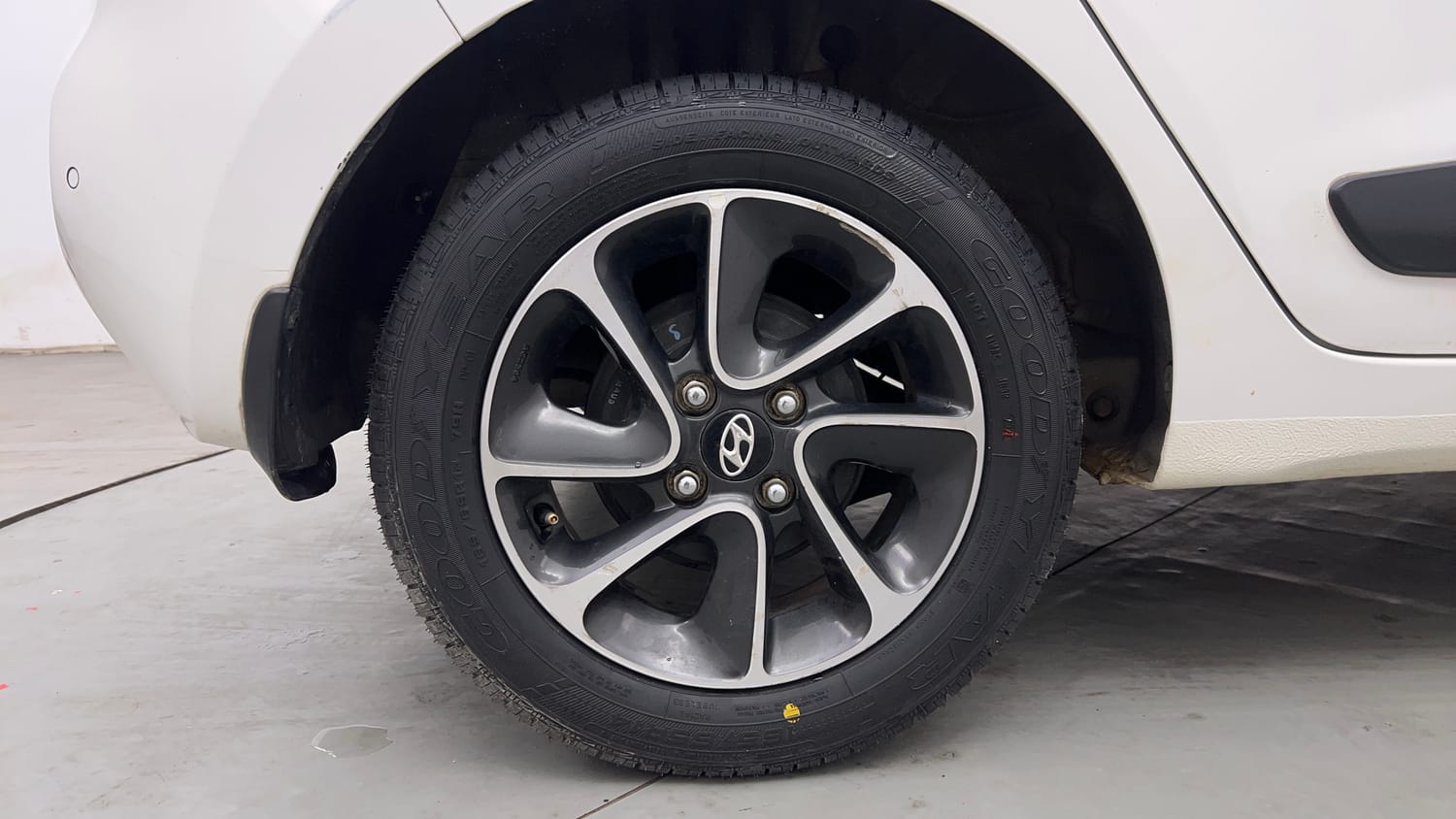 Used 2017 Hyundai Grand i10 Asta 1.2 Kappa VTVT Petrol Manual tyres RIGHT REAR TYRE RIM VIEW