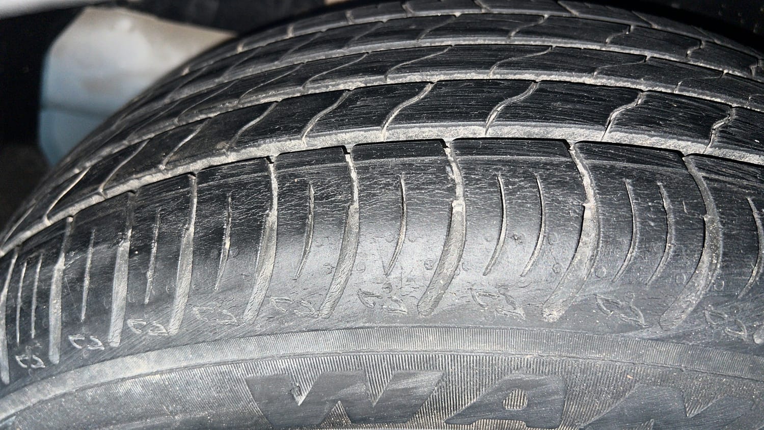 Used 2023 Maruti Suzuki XL6 Zeta MT CNG Cng Manual tyres RIGHT REAR TYRE TREAD VIEW