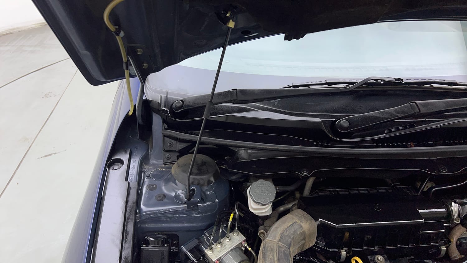 Used 2019 Maruti Suzuki Ciaz Alpha Hybrid 1.5 Petrol Manual engine ENGINE RIGHT SIDE HINGE & APRON VIEW