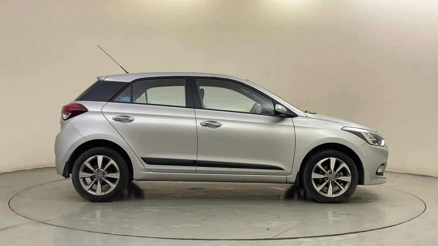 Used 2015 Hyundai Elite i20 Sportz 1.2 (O) Petrol Manual exterior RIGHT SIDE VIEW