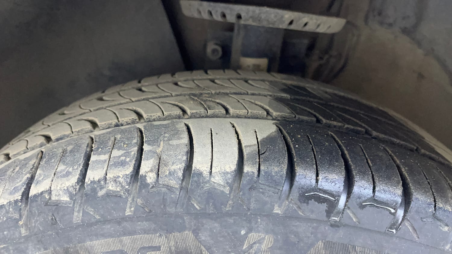 Used 2018 Volkswagen Ameo Comfortline 1.0L (P) Petrol Manual tyres LEFT FRONT TYRE TREAD VIEW